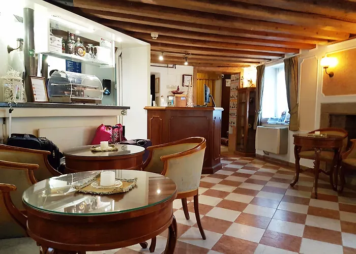 Ll H O T E L S A N G A L L O Ll Hotel Benátky